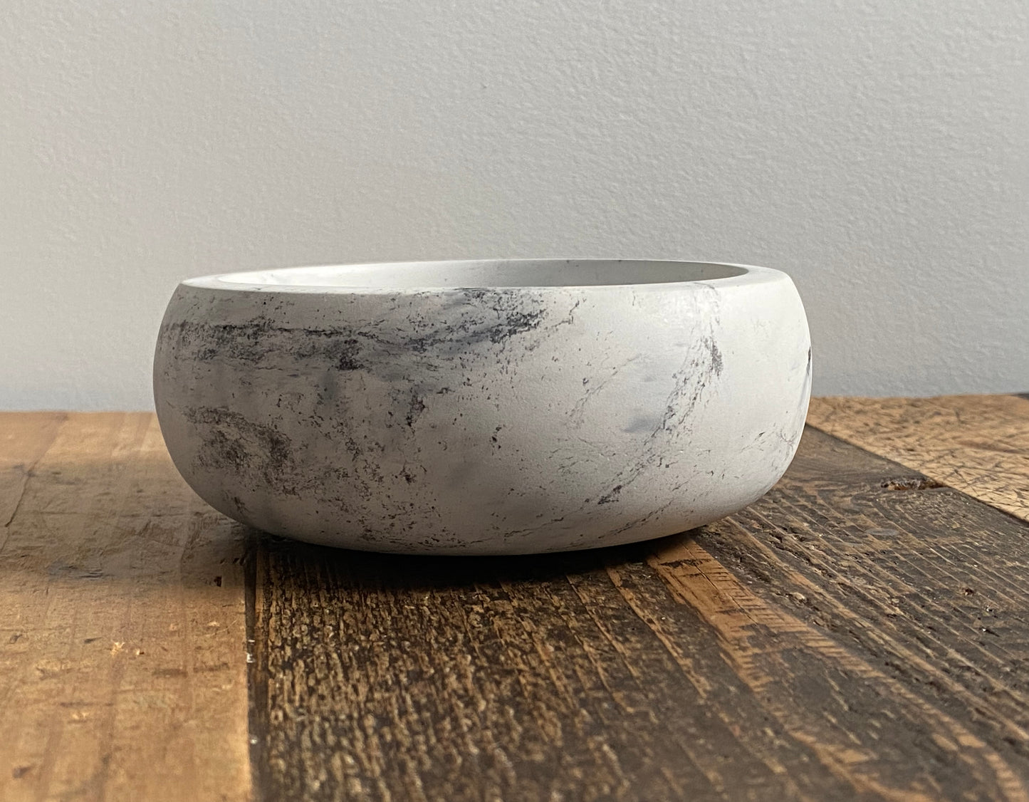 Concrete decorative bowl