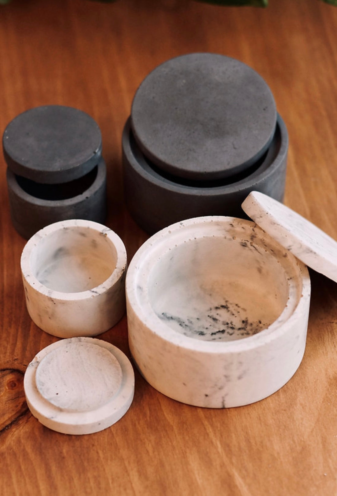 Concrete pot with lid