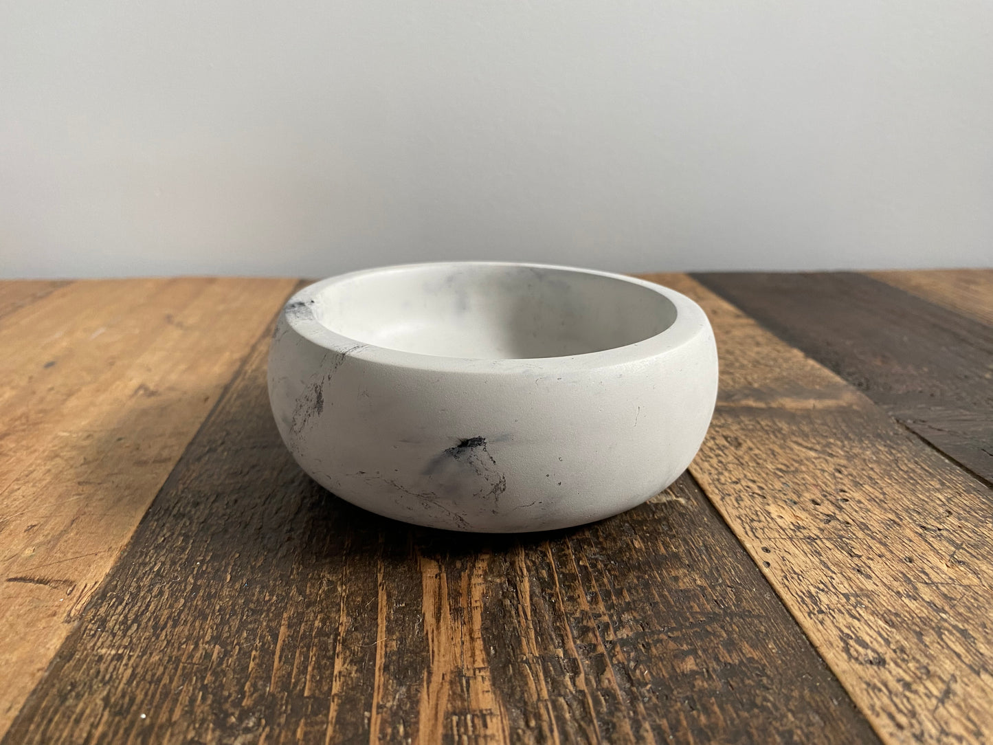 Concrete decorative bowl